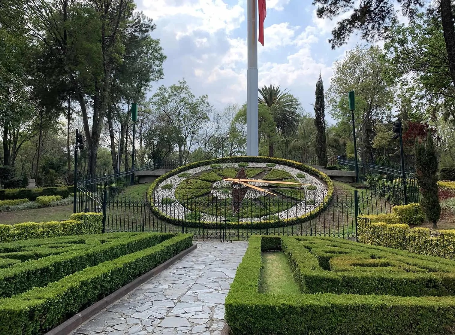  reloj Floral, creado por una prestigiosa casa relojera de Puebla y localizado al final de una amplia escalinata que también conduce a la plaza Dolores del Río
    
                            